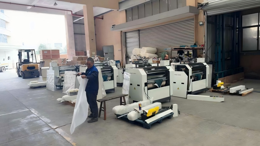 Les nouvelles machines à plastifier semi-automatiques divisées Star YFMB-950B sont en cours d'emballage et de préparation pour l'expédition en Égypte !