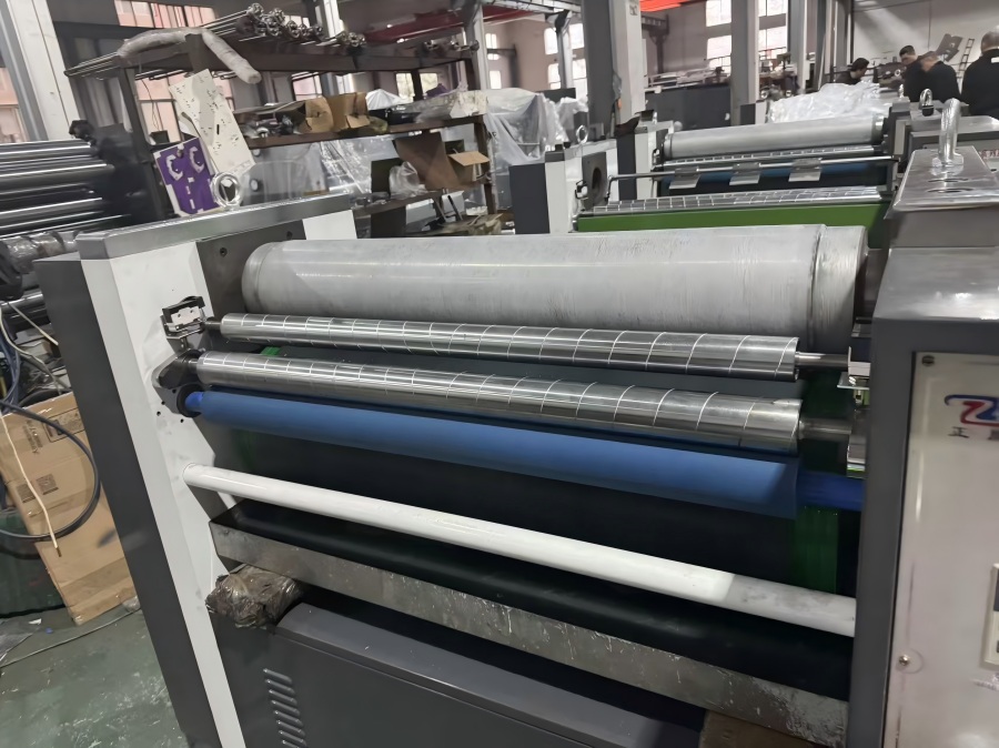 La machine de gaufrage de qualité industrielle YF-920C de NEW STAR est en production !